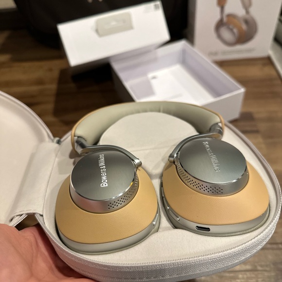BNWT Bowers & Wilkins Px8 Over-Ear noise canceling Headphones in Tan and Silver - Picture 15 of 16